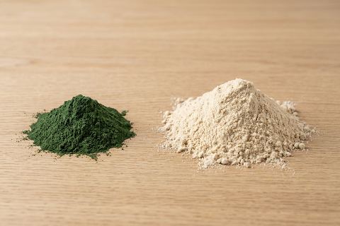 10 g of greens powder vs 30 g of whey protein powder: size comparison