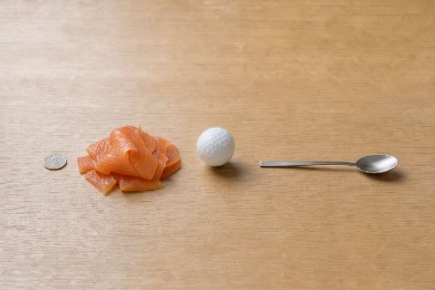 What does 100 grams of smoked salmon look like?