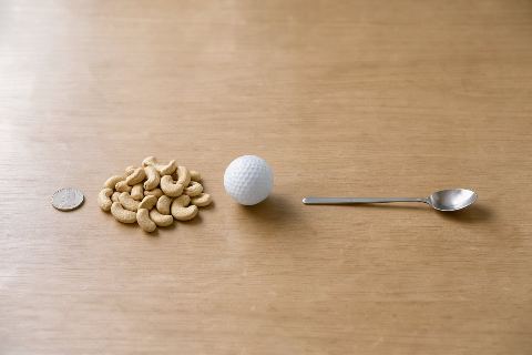 What does 1 ounce of cashews look like?
